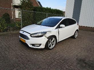 Damaged car Ford Focus 1.0 Titanium Navi Clima 6-Bak 2015/3