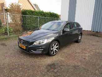 Voiture accidenté Volvo V-60 2.4 D6 AWD Hybride Schadevrij 2013/9