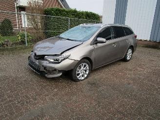 uszkodzony samochody osobowe Toyota Auris 1.8 Hybride Navi Camera Leder 2015/11