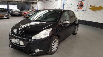 krockskadad bil auto Peugeot 208 1.2 VTI 12V PURETECH   BENZ 1.199CC 60KW 82PK 2014/4