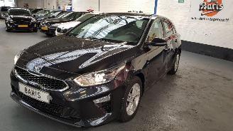 krockskadad bil auto Kia Ceed 1.4 T-GDI 16V 4DRS BENZ 1.353CC 103KW 140PK 2019/1