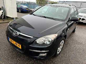 krockskadad bil auto Hyundai I-30 i30 CW 1.4i Blue Dynamic  80 kW / 109 PK(MOTORSCHADE) 2010/4