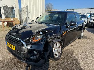 skadebil auto Mini One 1.5 One D Business BJ 2017 225.194 KM 2017/12