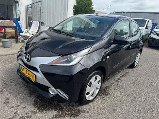 krockskadad bil auto Toyota Aygo 1.0 VVT-i x-play BJ 2015 222.496 KM 2015/8