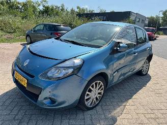 skadebil auto Renault Clio 1.6 Dynamique AUTOMAAT 2010/4
