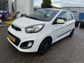 krockskadad bil auto Kia Picanto 1.0 CVVT ISG Comfort Pack BJ 2013 109.721 KM 2013/12