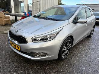krockskadad bil auto Kia Cee d Sportswagon 1.6 GDI Plus Pack BJ 2013 238.756 KM 2013/1