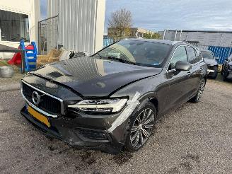 uszkodzony samochody osobowe Volvo V-60 2.0 T5 Momentum 250 PK AUTOMAAT 2018/10