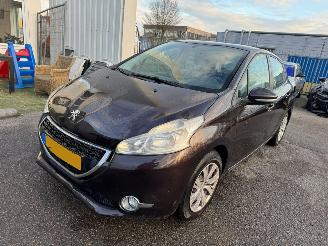 Damaged car Peugeot 208 1.2 VTi Blue Lease 2012/8