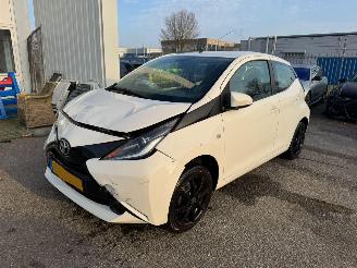 Schadeauto Toyota Aygo 1.0 VVT-i x-play BJ 2014 142.605 KM 2014/9
