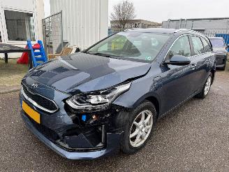 Damaged car Kia Ceed Sportswagon 1.6 GDI PHEV DynamicLine 2021/3