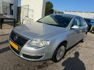 krockskadad bil auto Volkswagen Passat 2.0 AUTOMAAT FSI Comfortline 2006/9