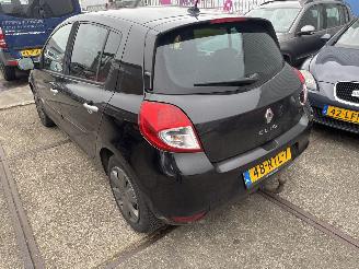 Damaged car Renault Clio 1.5 dCi Parisienne 2011/7