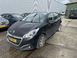 Damaged car Peugeot 208 1.2 PURETECH LION 2016/11