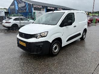 krockskadad bil bedrijf Peugeot Partner 1.5 Bleuhdi 73KW Clima Navi Premium NAP 2022/2