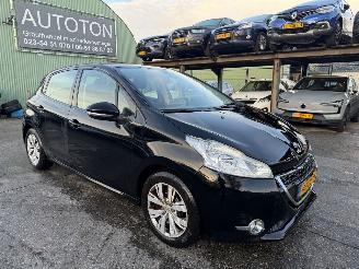 skadebil auto Peugeot 208 1.2 VTI 60KW Navi Airco 5-Drs Active NAP 2013/1