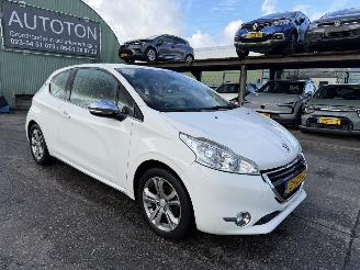 krockskadad bil auto Peugeot 208 1.2 60KW Allure Navi Clima NAP 2013/3