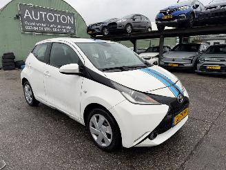 skadebil auto Toyota Aygo 1.0 VVT-I 51KW X-Play Led Airco 5-Drs Camera NAP 2015/6