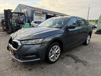 Vaurioauto  passenger cars Skoda Octavia 1.5 E-TSI 110KW Autom. Clima Navi Business Edition Sfeerverlichting 2021/6