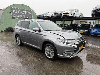 uszkodzony samochody osobowe Mitsubishi Outlander 2.4 PHEV 99KW Autom. Clima Navi Led Schuifdak Intense+ NAP 2020/11