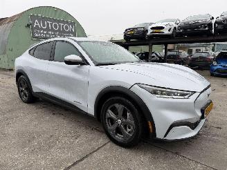 Schadeauto Ford Mustang Mach-e 75 kWh RWD 198KW Clima Navi Led Camera 2021/12