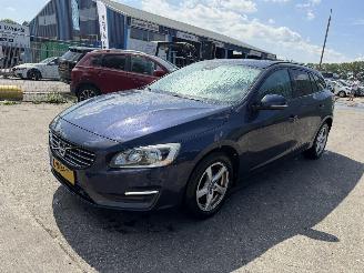 damaged passenger cars Volvo V-60 1.6 D2 Autom. 84KW Clima Navi Leer Led R-Design 2014/10