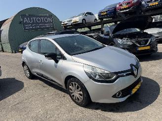 Coche accidentado Renault Clio 0.9 TCE 66KW Navi Airco Authentique 5-Drs 2015/9