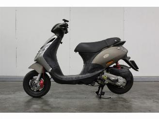 krockskadad bil bromfiets Piaggio  Zip S SNOR 2015