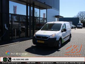krockskadad bil bedrijf Peugeot Partner 120 1.6 HDi 75 L1 XR airco achterschade 2016/6