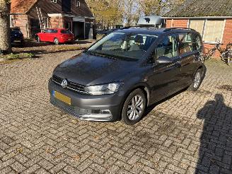 Unfallwagen Volkswagen Touran 7 zitter 2018/4