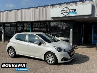 damaged passenger cars Peugeot 208 1.2 PureTech Blue Lion Navigatie Airco Cruise 2016/11