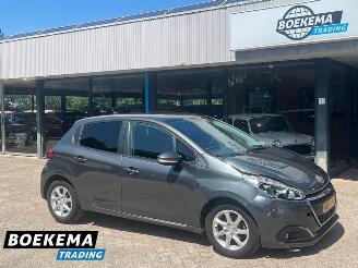 uszkodzony samochody osobowe Peugeot 208 1.2 PureTech Allure Navigatie Airco Cruise PDC 2016/2