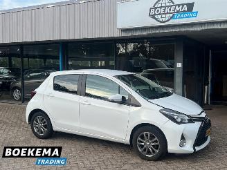 skadebil auto Toyota Yaris 1.3 VVT-i Navigatie Cruise Airco Camera Trekh. 2015/12