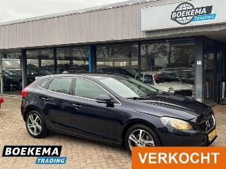 Schadeauto Volvo V-40 1.5 T3 Summum Aut Navi Cruise Climate PDC 2015/10
