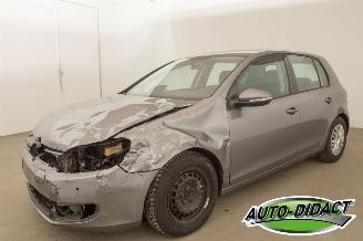 Schadeauto Volkswagen Golf 1.6 TDI Navi 2011/2