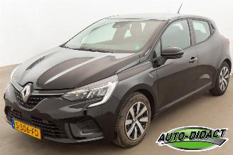 Vaurioauto  passenger cars Renault Clio 1.6 E-Tech Hybrid Automaat 59.938 km Clima 145 Equilibre 2022/12