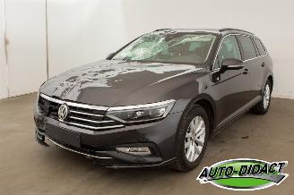 damaged passenger cars Volkswagen Passat 1.6 TDI Automaat Clima Navi Camera 2019/11