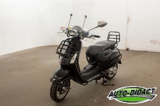krockskadad bil bromfiets Vespa  Sprint 2015/4