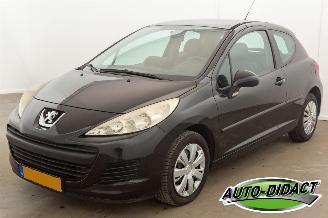 damaged passenger cars Peugeot 207 1.4 VTi X-line Airco 2010/2