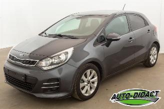krockskadad bil auto Kia Rio 1.2 51.876 km Clima Navi Camera 2016/12