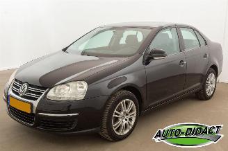 krockskadad bil auto Volkswagen Jetta 1.6 FSI Airco Clima Trendline 2007/10