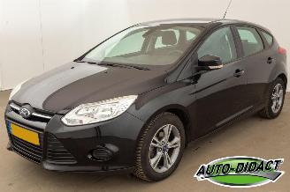 Unfallwagen Ford Focus 1.0 EcoBoost Airco Navi Koppakking vervangen Edition 2014/4