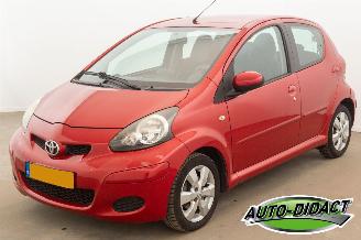 Coche accidentado Toyota Aygo 1.0-12V Automaat Airco Aspiration Red Navigator 2011/2