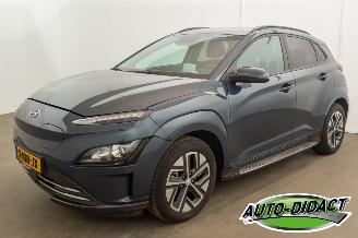 damaged passenger cars Hyundai Kona EV 64 kWh 43.327 km NAP Fashion 2024/2