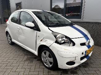 damaged passenger cars Toyota Aygo 1.0 12V Xcite White 2009/11