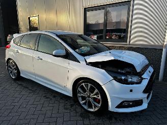 damaged passenger cars Ford Focus 2.0 ST 270pk 2017/12