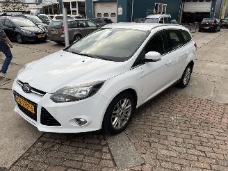Schadeauto Ford Focus 1.0 ecoboost 2013/9