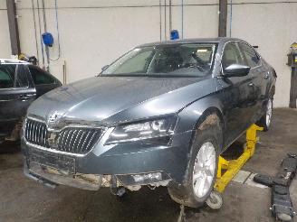 Vrakbiler auto Skoda Superb Superb (3V3) Hatchback 2.0 TDI (DFCA) [140kW]  (03-2015/...) 2016