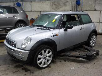 Salvage car Mini Mini Mini One/Cooper (R50) Hatchback 1.6 16V One (W10-B16A) [66kW]  (06-200=
1/03-2007) 2003
