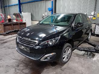 Salvage car Peugeot 308 308 SW (L4/L9/LC/LJ/LR) Combi 5-drs 1.6 BlueHDi 120 (DV6FC(BHZ)) [88kW=
]  (03-2014/12-2021) 2015